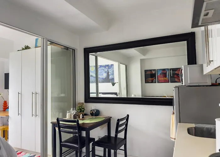 Unique And Quiet Unit In Mandaluyong Or Makati With Fast Wifi & View