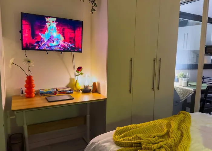 Unique And Quiet Unit In Mandaluyong Or Makati With Fast Wifi & View Aparthotel