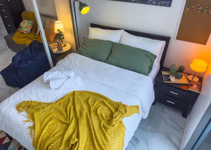 Unique And Quiet Unit In Mandaluyong Or Makati With Fast Wifi & View Aparthotel