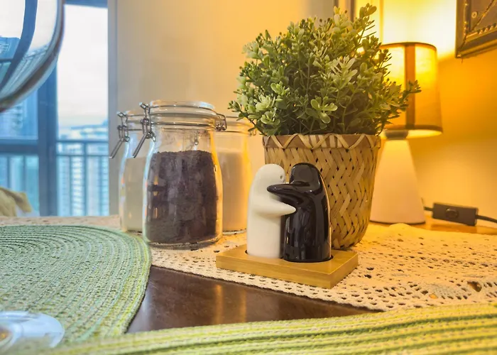 Unique And Quiet Unit In Mandaluyong Or Makati With Fast Wifi & View *