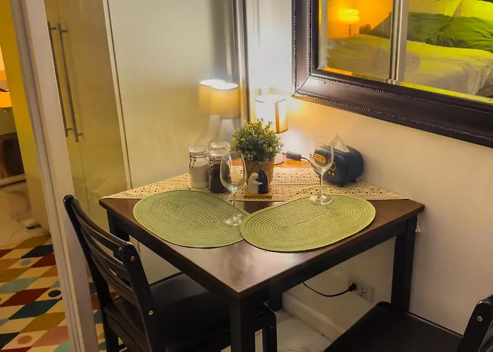 Unique And Quiet Unit In Mandaluyong Or Makati With Fast Wifi & View