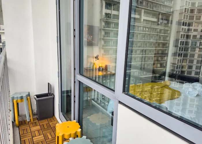 Unique And Quiet Unit In Mandaluyong Or Makati With Fast Wifi & View Manila